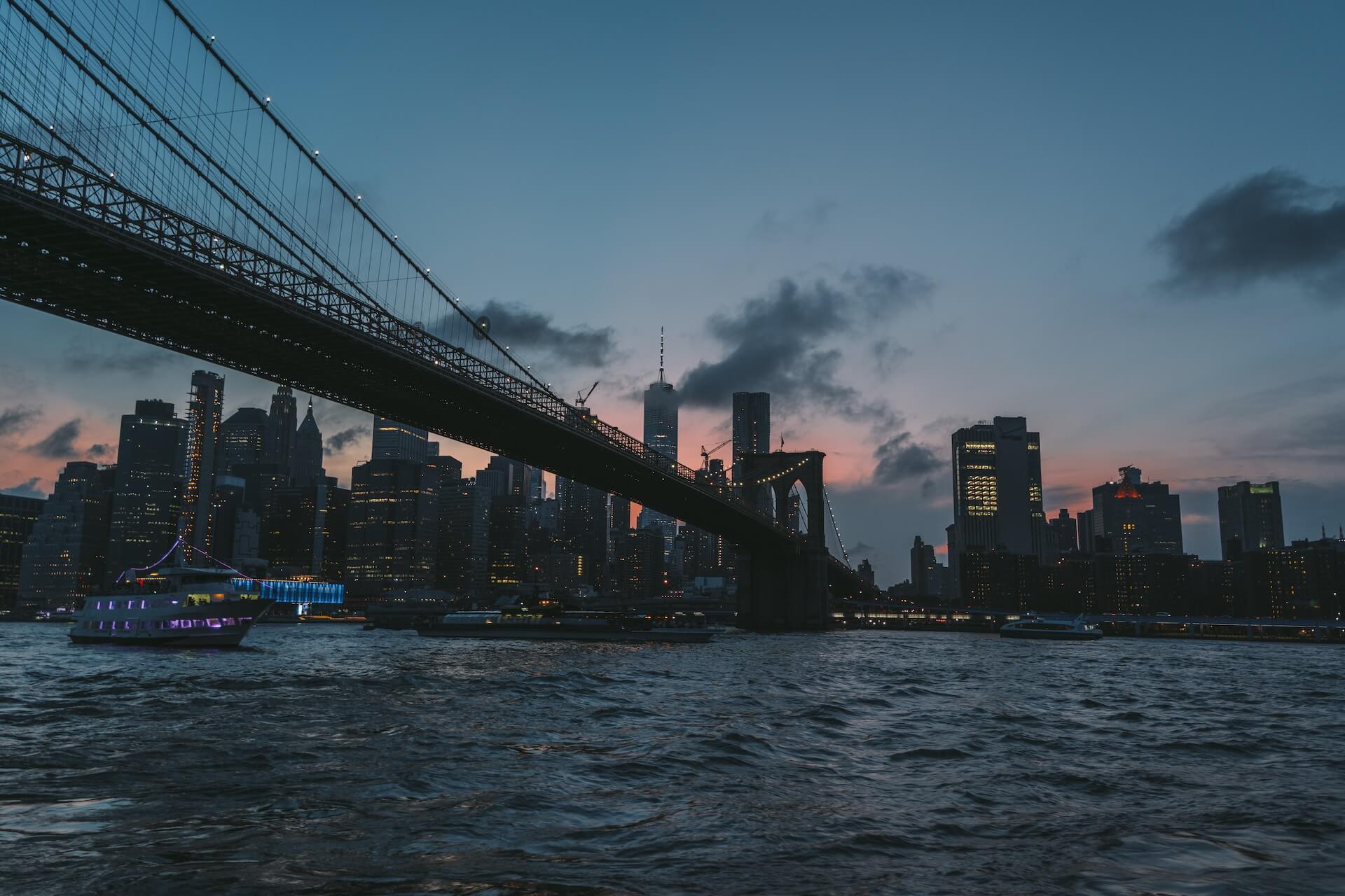 puente de Brooklyn por la noche